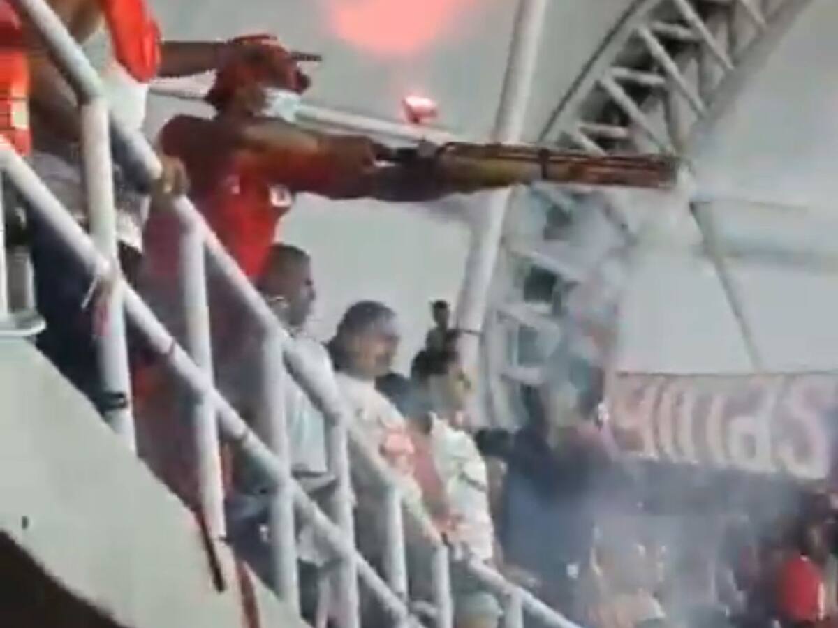 Con recompensa buscan a hincha que lanzó pirotecnia contra la Policía en Cali