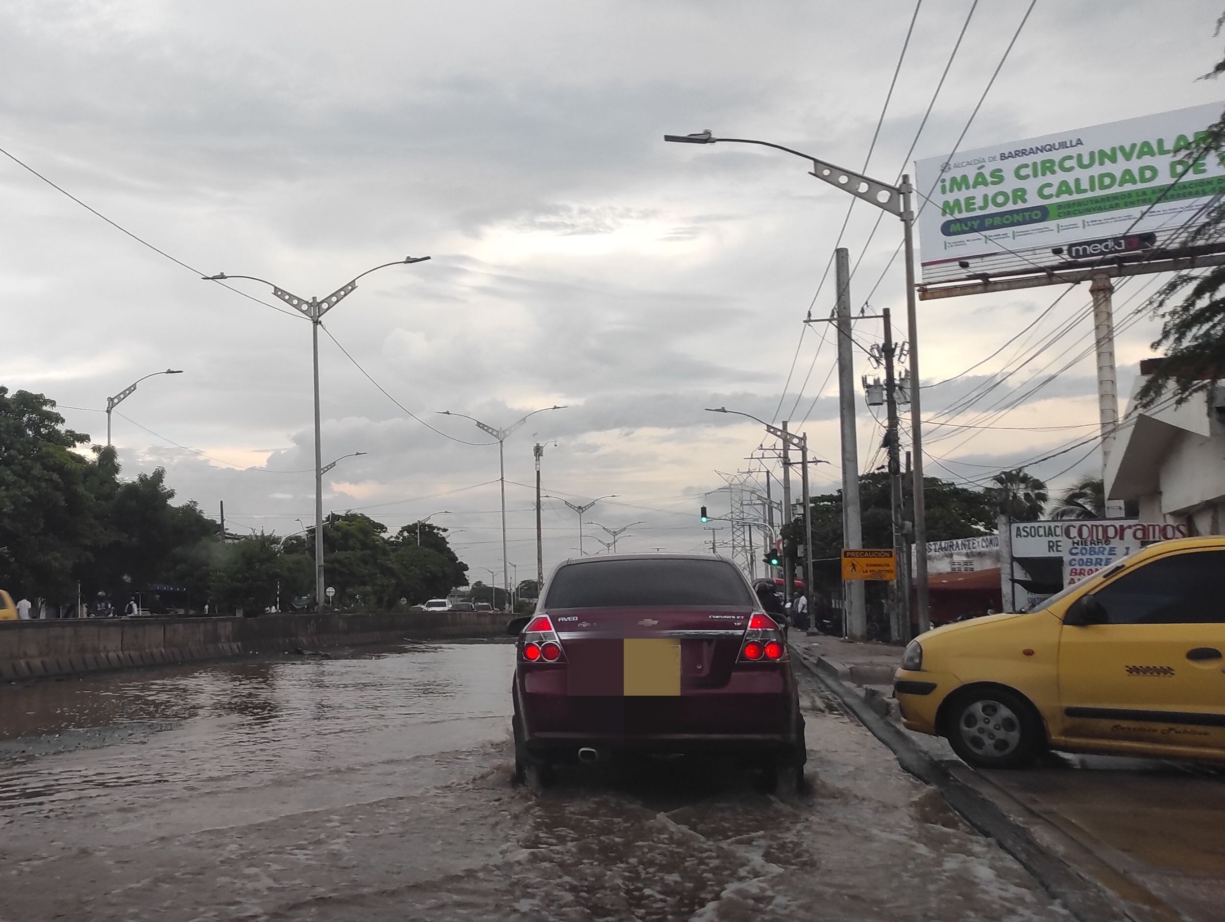 El mal estado de la carretera afecta el paso de los vehículos en la zona. Foto: W Radio.