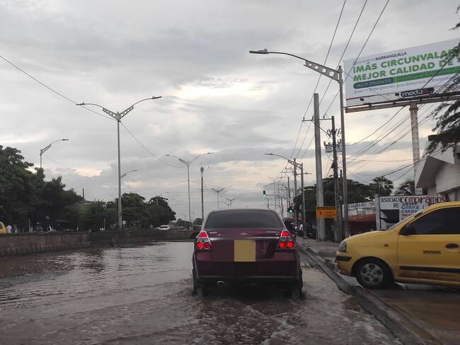 El mal estado de la carretera afecta el paso de los vehículos en la zona. Foto: W Radio.