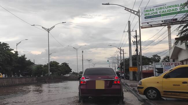 El mal estado de la carretera afecta el paso de los vehículos en la zona. Foto: W Radio.