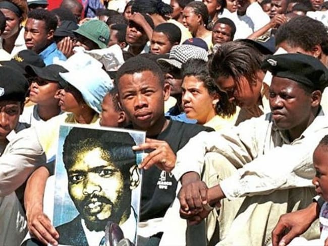 Biko, uno de los íconos de la lucha contra la segregación racial, habría cumplido 70 años este 18 de diciembre.. Foto: BBC Mundo