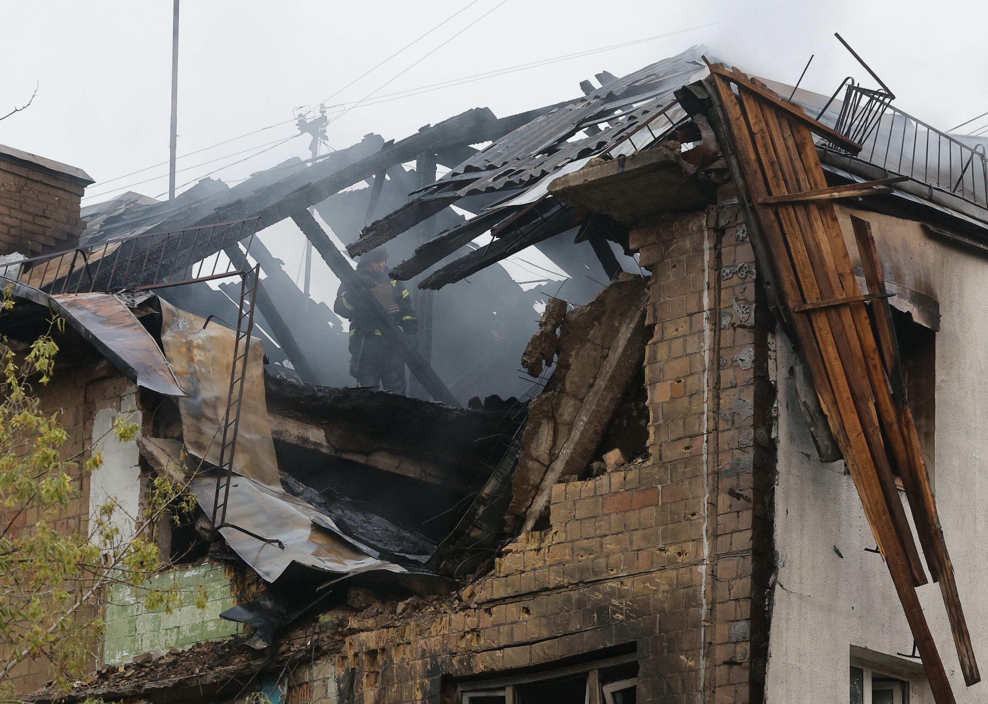 Reportan dos muertos en un nuevo ataque ruso con drones y misiles contra Kiev. Foto: EFE/EPA/SERGEY DOLZHENKO