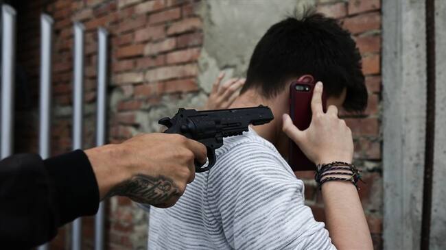 Brayan Danilo Parada se dirigía a jugar fútbol e iba chateando con su celular, cuando fue rodeado por dos jóvenes que lo intimidaron con un arma de fuego. Foto: Colprensa