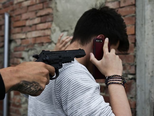 Brayan Danilo Parada se dirigía a jugar fútbol e iba chateando con su celular, cuando fue rodeado por dos jóvenes que lo intimidaron con un arma de fuego. Foto: Colprensa