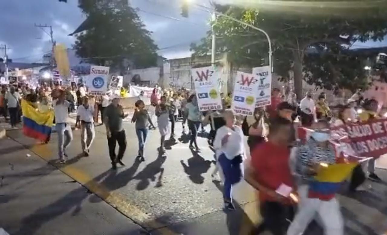 Pese a agresiones, marchas nocturnas exhibieron pancartas contra la prensa en Barranquilla. Foto: Suministrada.