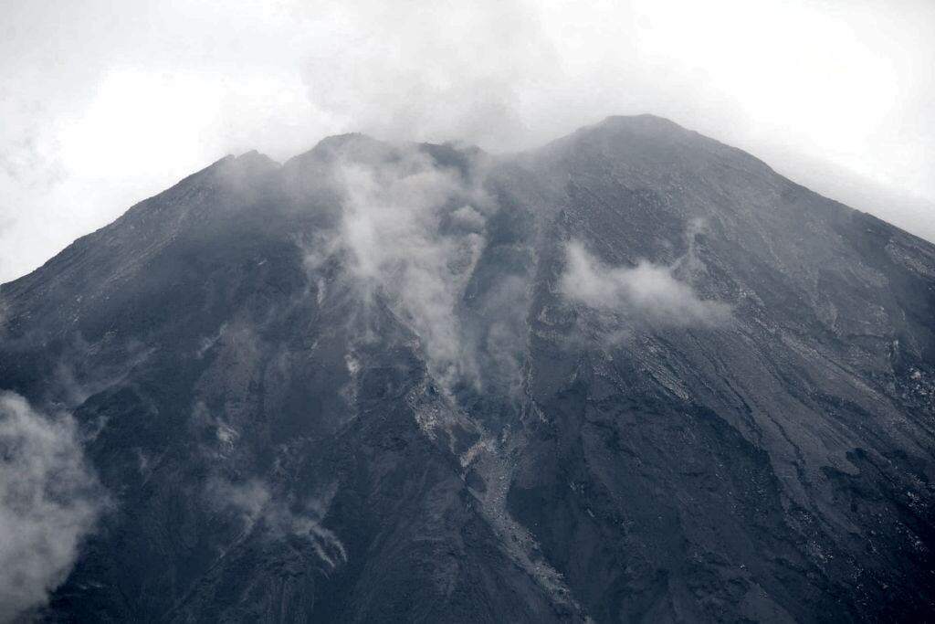 The Semeru Mountain alert level is still at the caution level, or level II. (Photo by Suryanto/Anadolu Agency via Getty Images)