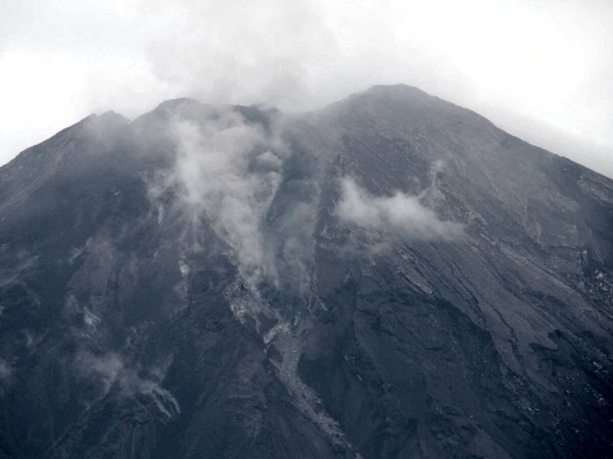 Erupción del volcán Semeru en Indonesia provocó la huida de miles de personas