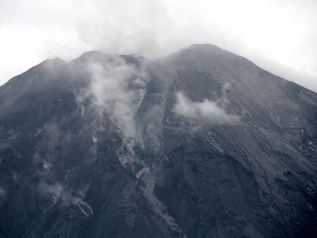 The Semeru Mountain alert level is still at the caution level, or level II. (Photo by Suryanto/Anadolu Agency via Getty Images)