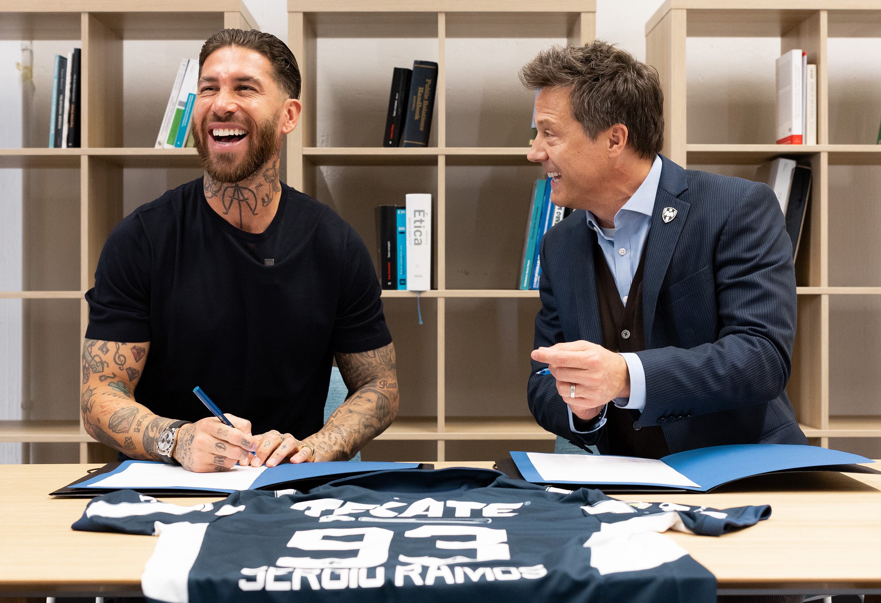 MEX2297. CIUDAD DE MÉXICO (MÉXICO), 06/02/2025.- Fotografía cedida por el Club de Fútbol Monterrey donde se observa a su presidente deportivo José Antonio Noriega (d), durante la firma de un contrato con el español Sergio Ramos este jueves, en Ciudad de México (México). La llegada de Sergio Ramos a los Rayados de Monterrey ha estremecido el piso del fútbol mexicano, que presumirá a uno de los mejores defensas de este siglo, como antes hizo con 'cracks' del tamaño del portugués Eusebio, los brasileños Bebeto y Ronaldinho y los españoles Guardiola y Butragueño. EFE/ Club de Futbol Monterrey /SOLO USO EDITORIAL/SOLO DISPONIBLE PARA ILUSTRAR LA NOTICIA QUE ACOMPAÑA (CRÉDITO OBLIGATORIO)