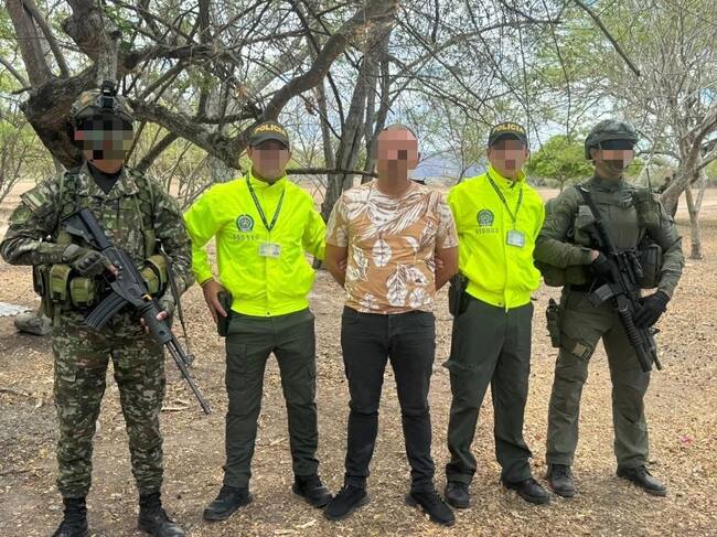 Capturado alias ‘Borucha’, supuesto articulador financiero de la estructura al margen de la ley. Crédito: Ejército Nacional.