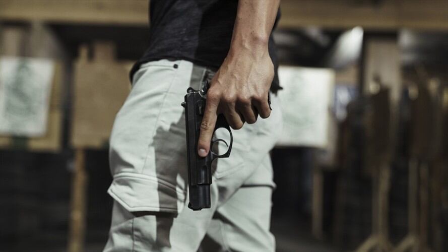 Imagen de referencia de hombre armado. Foto: Getty Images / Westend61