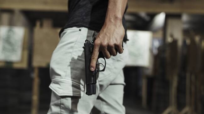 Imagen de referencia de hombre armado. Foto: Getty Images / Westend61