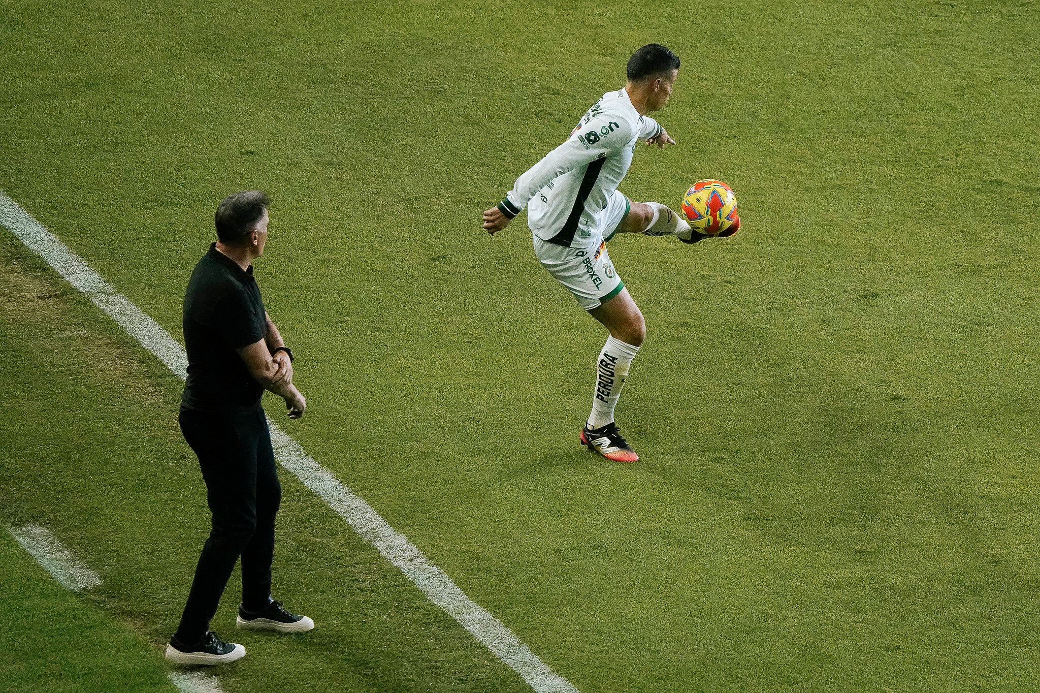 Eduardo Berizzo y James Rodríguez en un partido de León. Foto: Tomada del perfil de X @clubleonfc