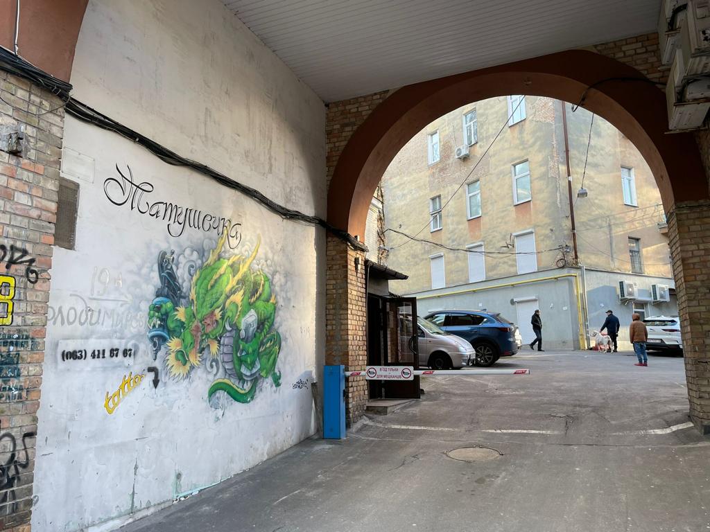 Calles semi vacías en el centro de Kiev a un año de la guerra