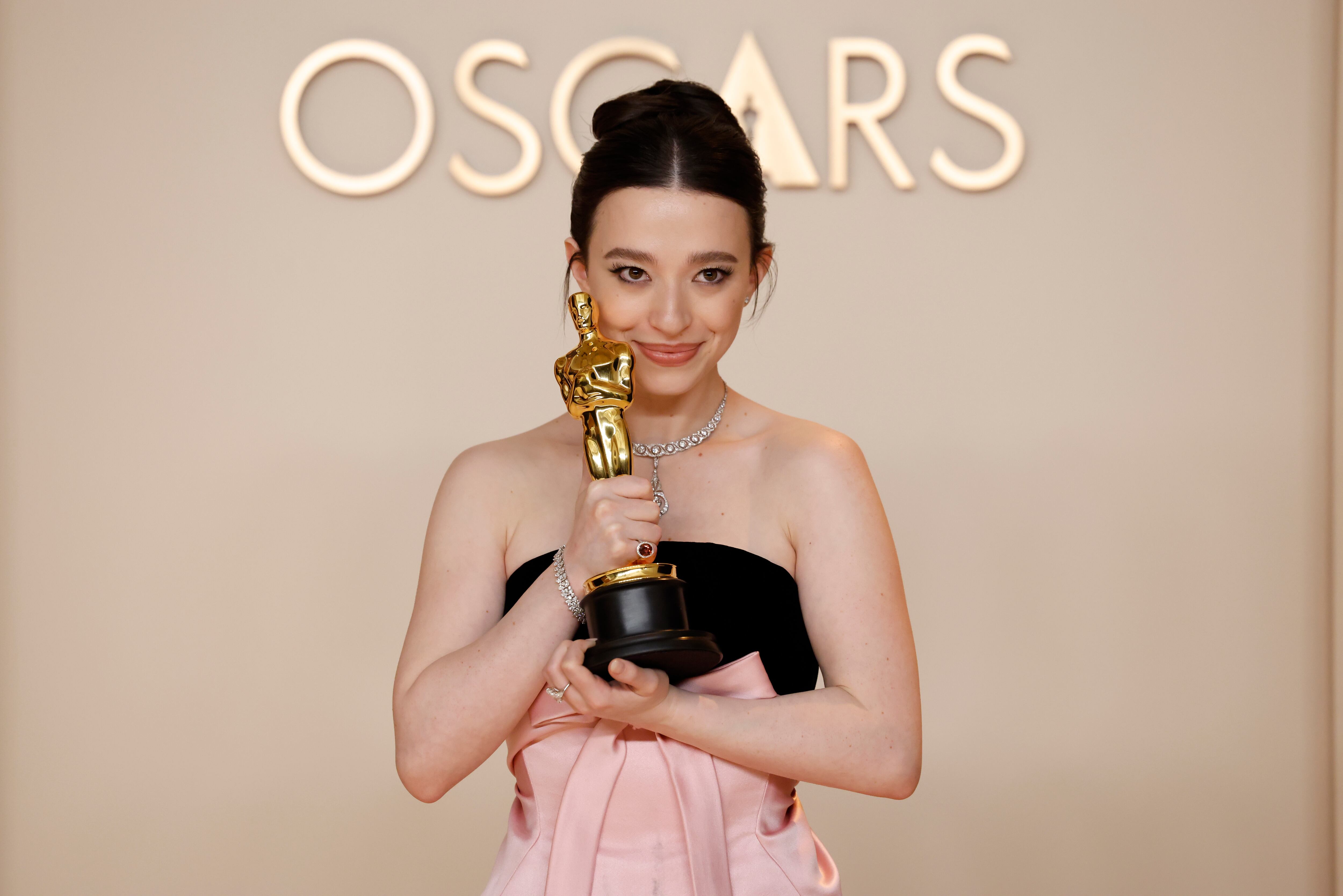 LOS ÁNGELES (Estados Unidos), 03/03/2025.- Mikey Madison, ganadora del premio a la mejor actriz protagonista por 'Anora', posa en la sala de prensa durante la 97ª ceremonia anual de los Oscar, en el Dolby Theatre.