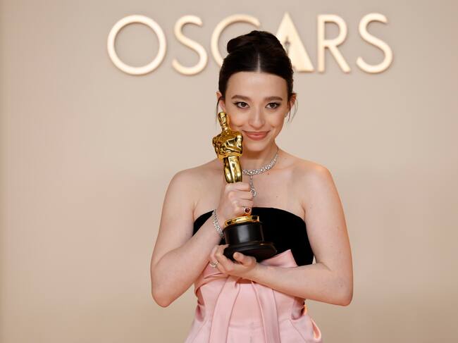 LOS ÁNGELES (Estados Unidos), 03/03/2025.- Mikey Madison, ganadora del premio a la mejor actriz protagonista por 'Anora', posa en la sala de prensa durante la 97ª ceremonia anual de los Oscar, en el Dolby Theatre.