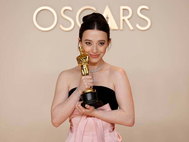 LOS ANGELES (United States), 03/03/2025.- Mikey Madison, winner of the Best Actress in a Leading Role for “Anora”, poses in the press room during the 97th annual Academy Awards ceremony at the Dolby Theatre in the Hollywood neighborhood of Los Angeles, California, USA, 02 March 2025. EFE/EPA/CAROLINE BREHMAN
