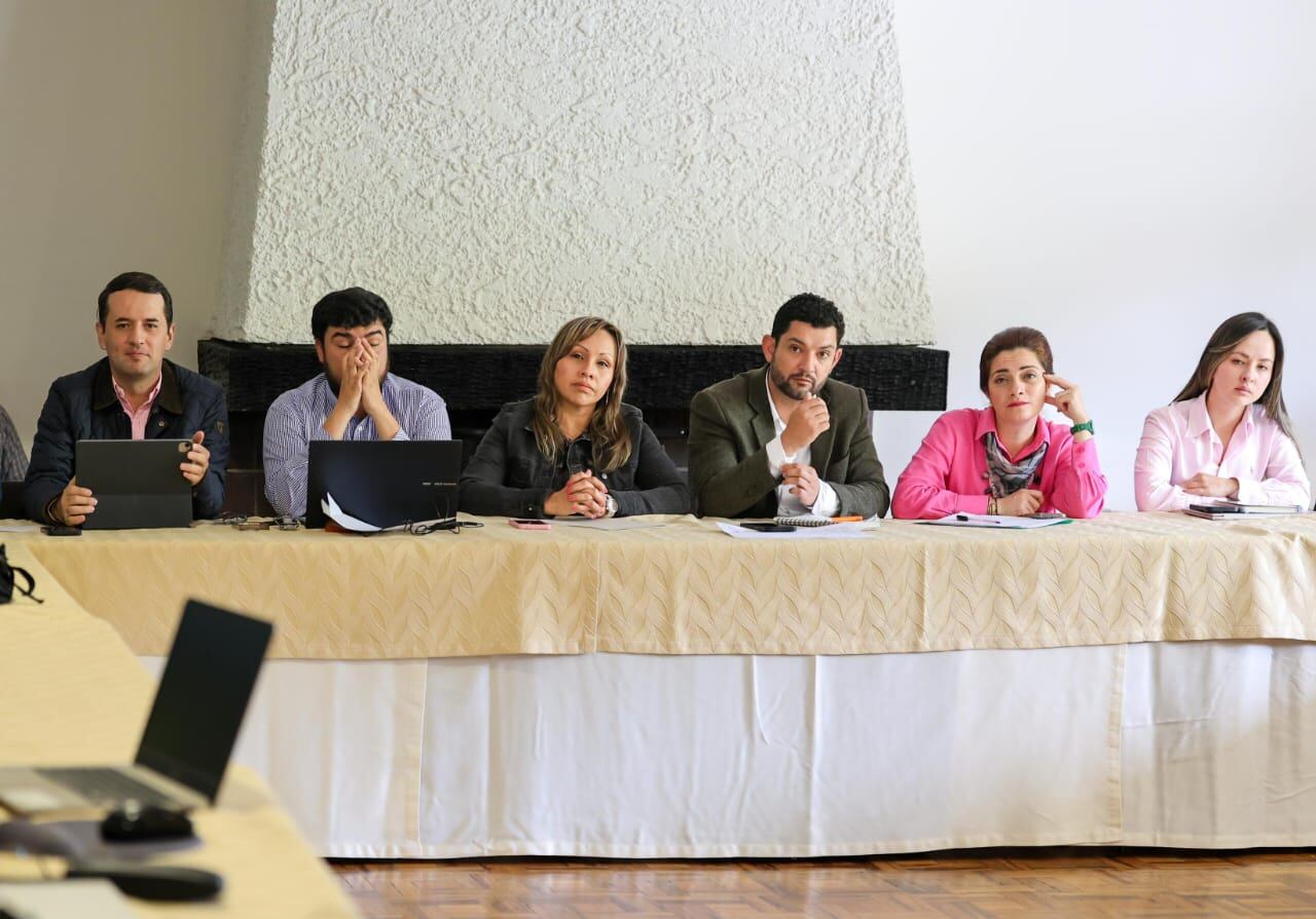La cuarta mesa de diálogo y trabajo se realiza en el Hotel Sochagota, donde se espera se lleguen a un acuerdo que evite un paro indefinido / Foto : Deisy Rodríguez