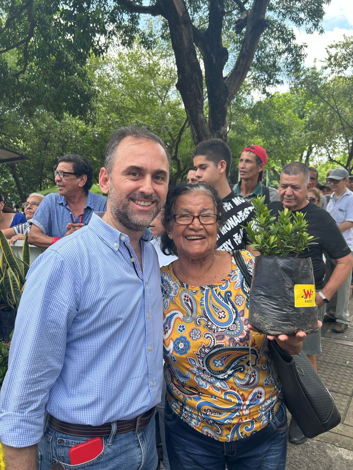 W Radio en Cúcuta vive el Día de la Tierra con la entrega de plantas a sus oyentes