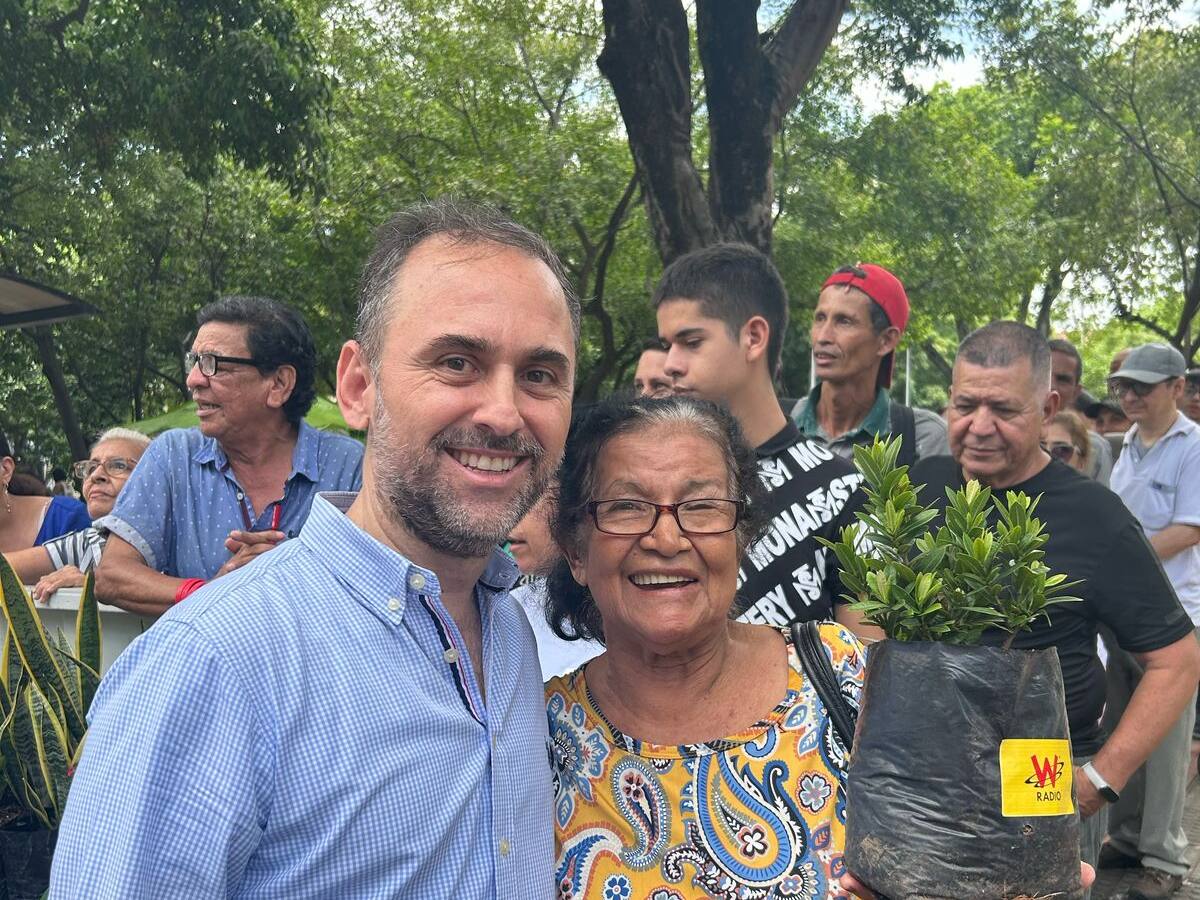 W Radio en Cúcuta vive el Día de la Tierra con la entrega de plantas a sus oyentes