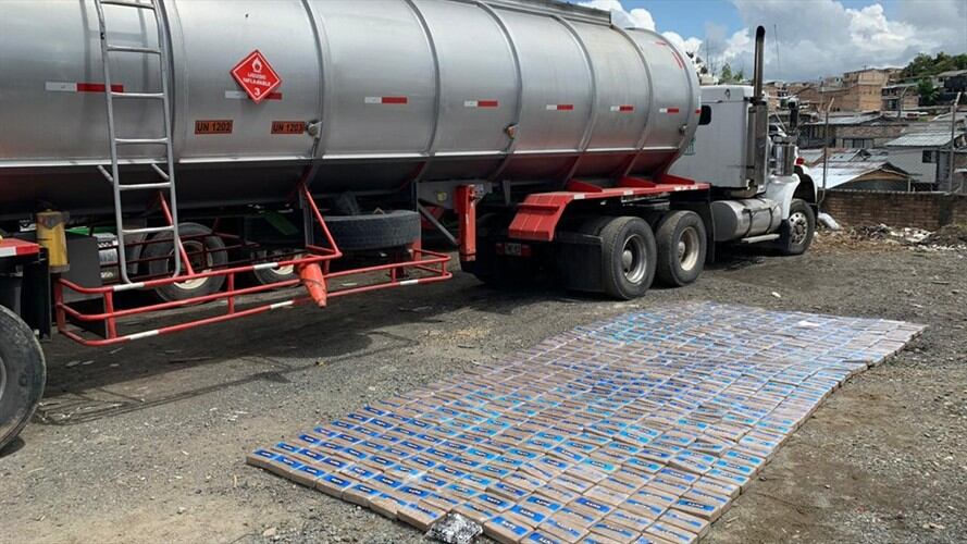 Los uniformados se percataron que el vehículo estaba abandonado y en una caleta encontraron los 497 paquetes precintados. Foto: Policía