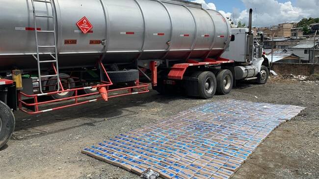 Los uniformados se percataron que el vehículo estaba abandonado y en una caleta encontraron los 497 paquetes precintados. Foto: Policía