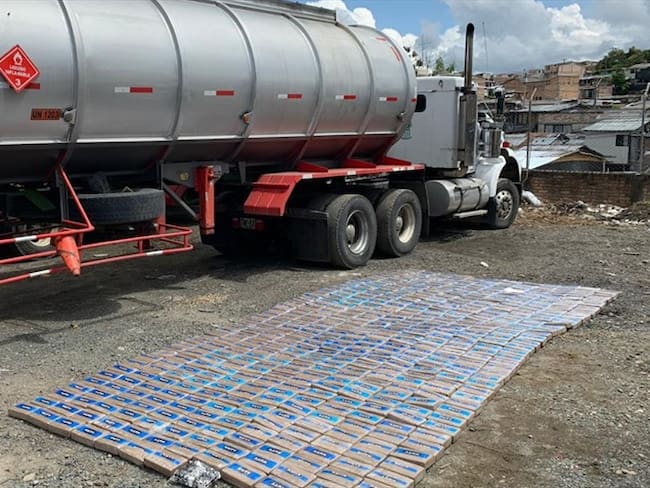 Los uniformados se percataron que el vehículo estaba abandonado y en una caleta encontraron los 497 paquetes precintados. Foto: Policía