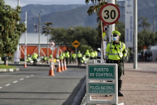 Retén de agentes de Tránsito en Colombia. Foto: (Colprensa - Álvaro Tavera)
