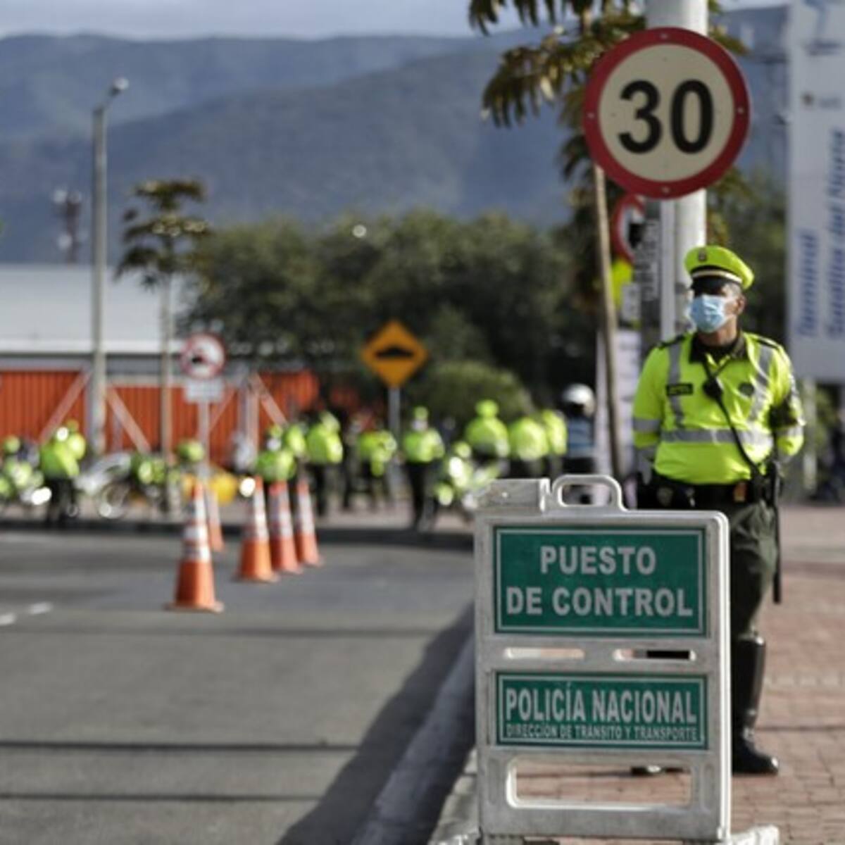 Únicos documentos que le puede pedir un agente de tránsito en un retén y a quiénes: Esto dice la ley