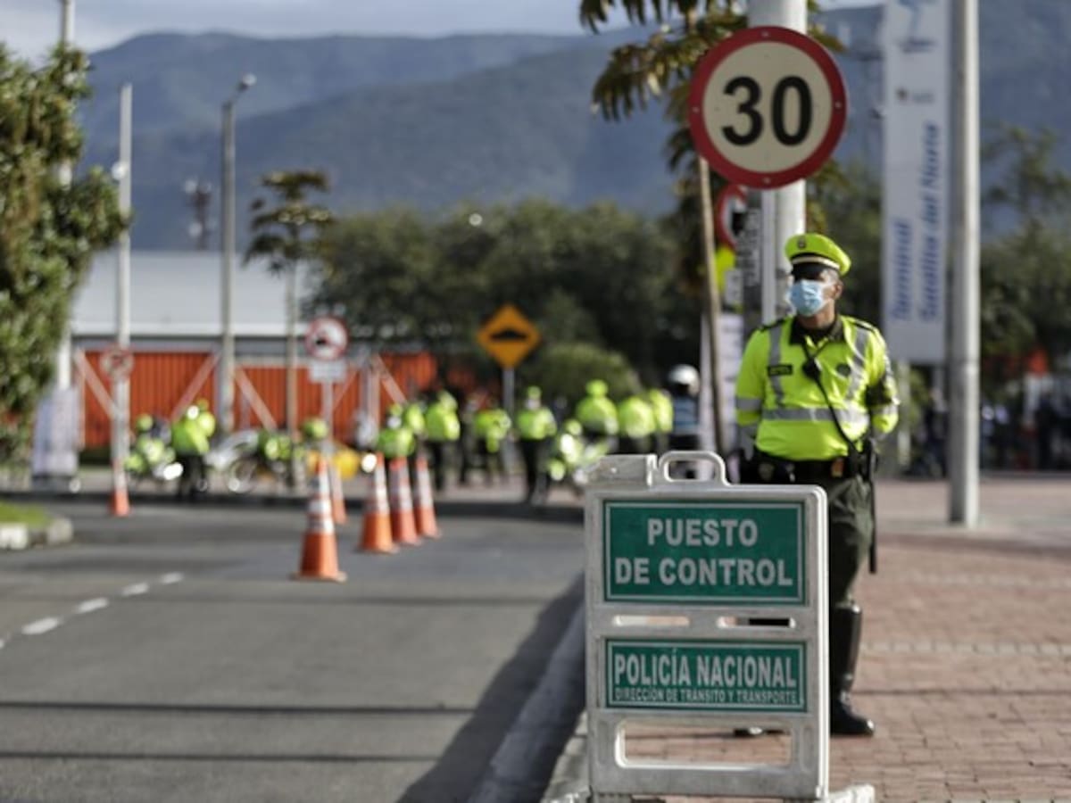 Únicos documentos que le puede pedir un agente de tránsito en un retén y a quiénes: Esto dice la ley