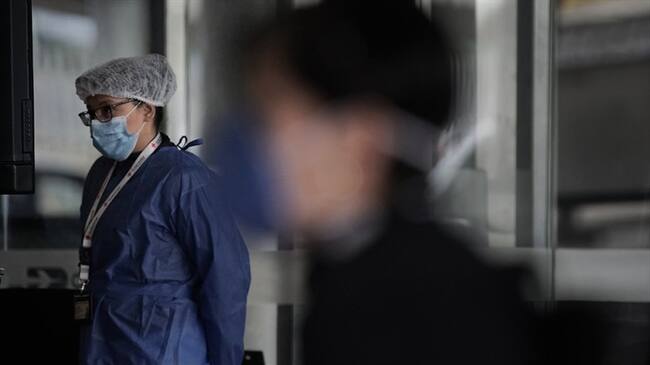 Carmen Vargas relató cuando iba camino a su lugar de trabajo fue abordada por cuatro hombres que la agredieron porque creían que tenía coronavirus. Foto: Colprensa (Imagen de referencia)