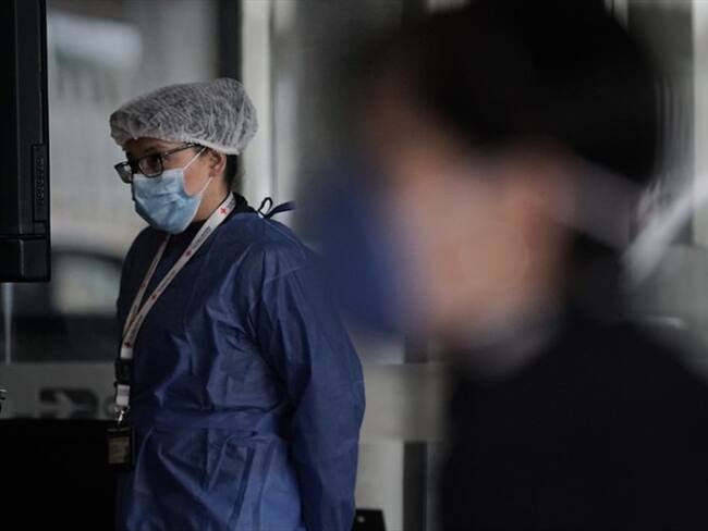 Carmen Vargas relató cuando iba camino a su lugar de trabajo fue abordada por cuatro hombres que la agredieron porque creían que tenía coronavirus. Foto: Colprensa (Imagen de referencia)