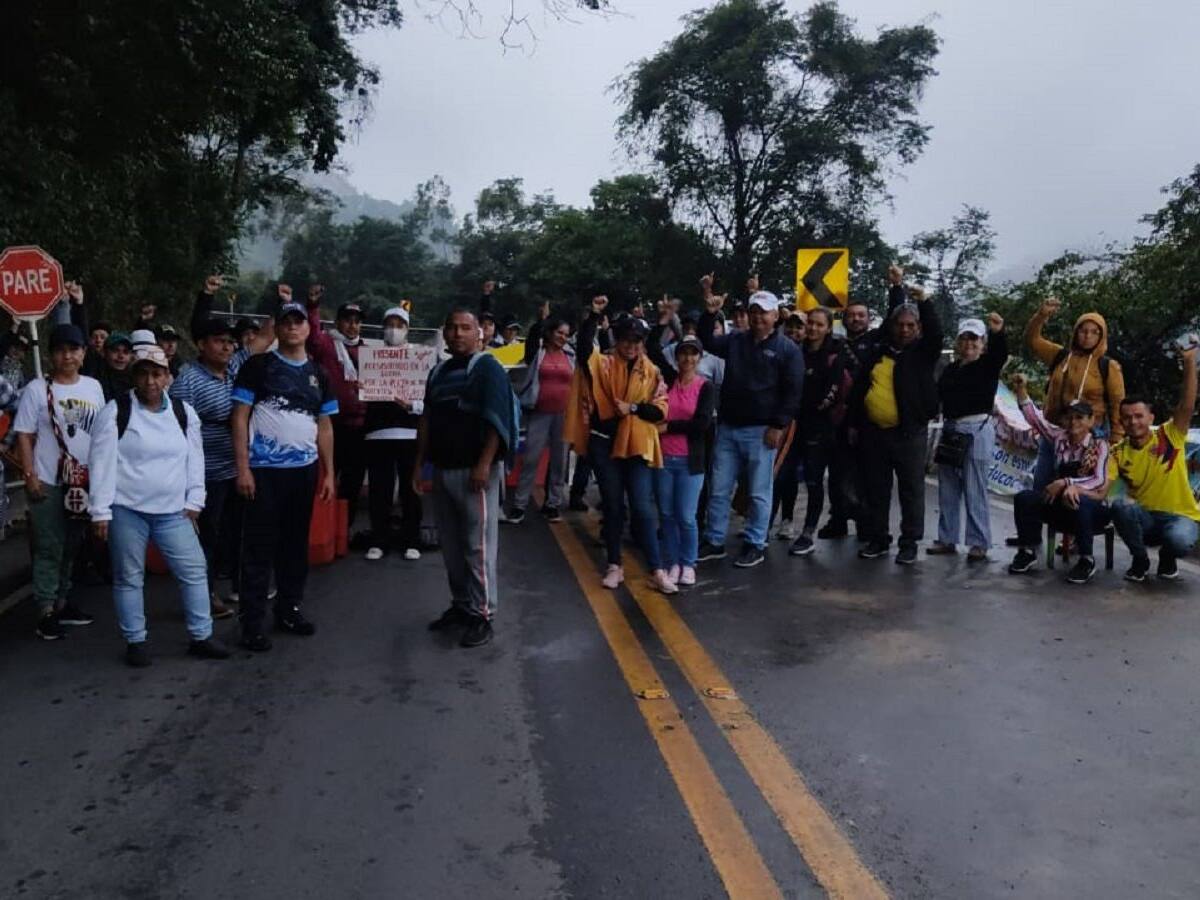 Docentes del Catatumbo bloquean la vía Cúcuta - Pamplona