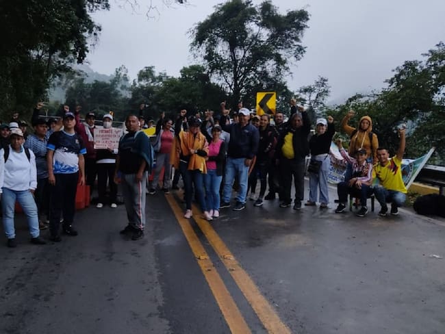 Docentes del Catatumbo bloquean la vía Cúcuta- Pamplona- Cortesía 