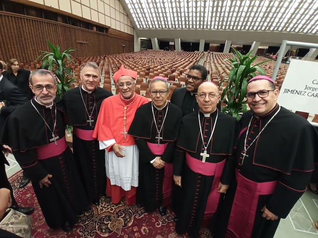 Cardenal Jiménez Carvajal con Obispos colombianos y con familiares y amigos