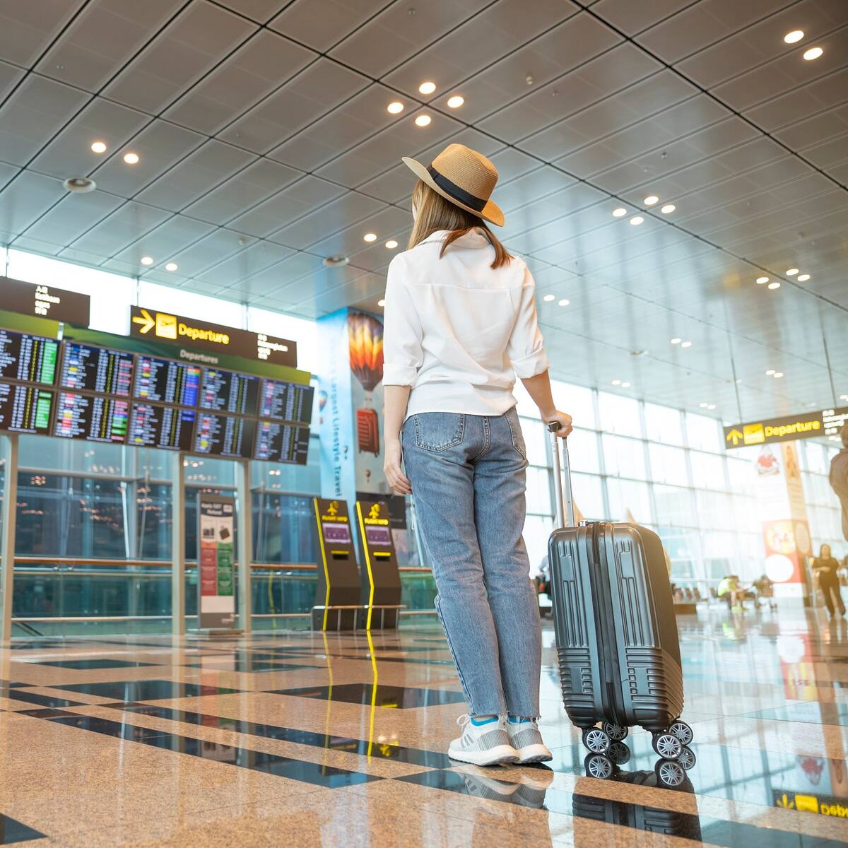 ¿Con cuánto tiempo de anticipación debe llegar al aeropuerto para viajar?