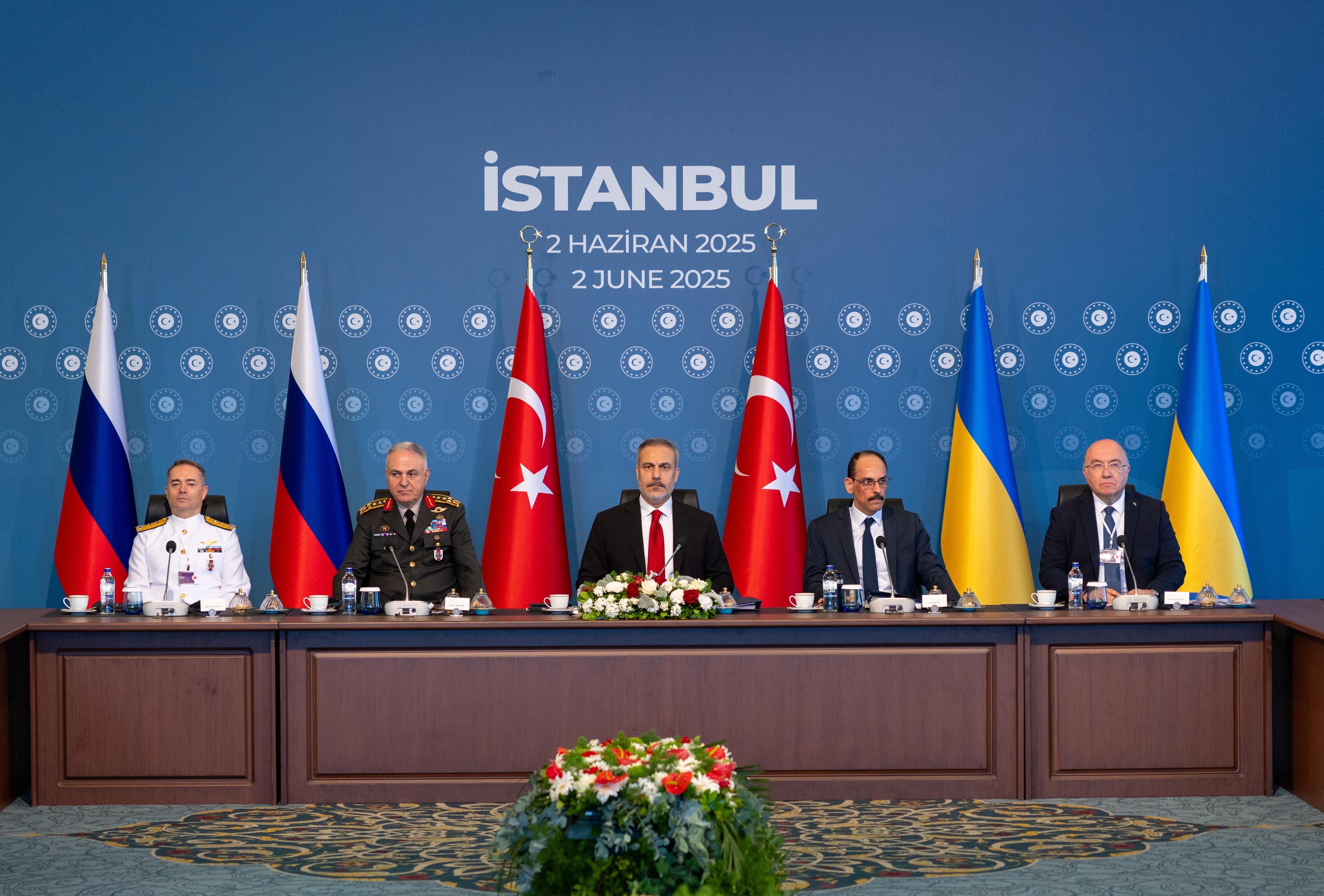 Istanbul (Turkey), 02/06/2025.- A handout photo made available by the Turkish Foreign Ministry's Press Office shows Turkish Foreign Minister Hakan Fidan (C) presiding over the second round of peace talks between Ukraine and Russia, in Istanbul, Turkey, 02 June 2025. (Rusia, Turquía, Ucrania, Estanbul) EFE/EPA/Murat Gok/Turkish Foreign Ministry HANDOUT HANDOUT EDITORIAL USE ONLY/NO SALES