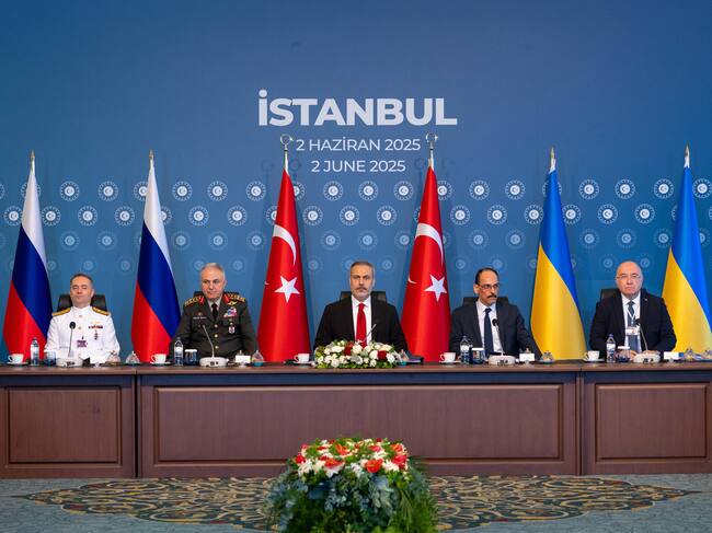 Istanbul (Turkey), 02/06/2025.- A handout photo made available by the Turkish Foreign Ministry's Press Office shows Turkish Foreign Minister Hakan Fidan (C) presiding over the second round of peace talks between Ukraine and Russia, in Istanbul, Turkey, 02 June 2025. (Rusia, Turquía, Ucrania, Estanbul) EFE/EPA/Murat Gok/Turkish Foreign Ministry HANDOUT HANDOUT EDITORIAL USE ONLY/NO SALES