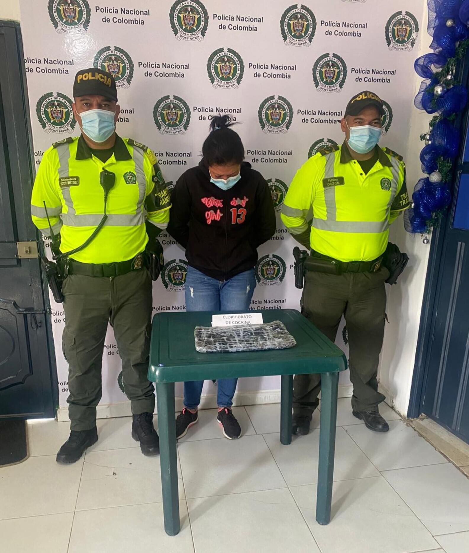 La señalada manifestó encontrarse en estado de gestación para ocultar la droga escondida en su abdomen. Foto: Cortesía, Policía del Atlántico.