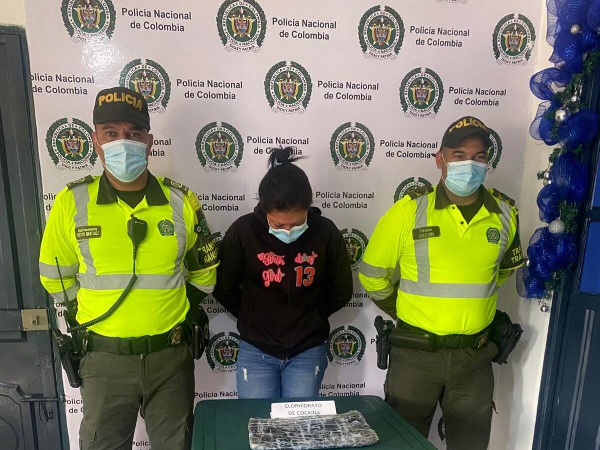 Capturan a mujer que fingía estar embarazada para transportar cocaína