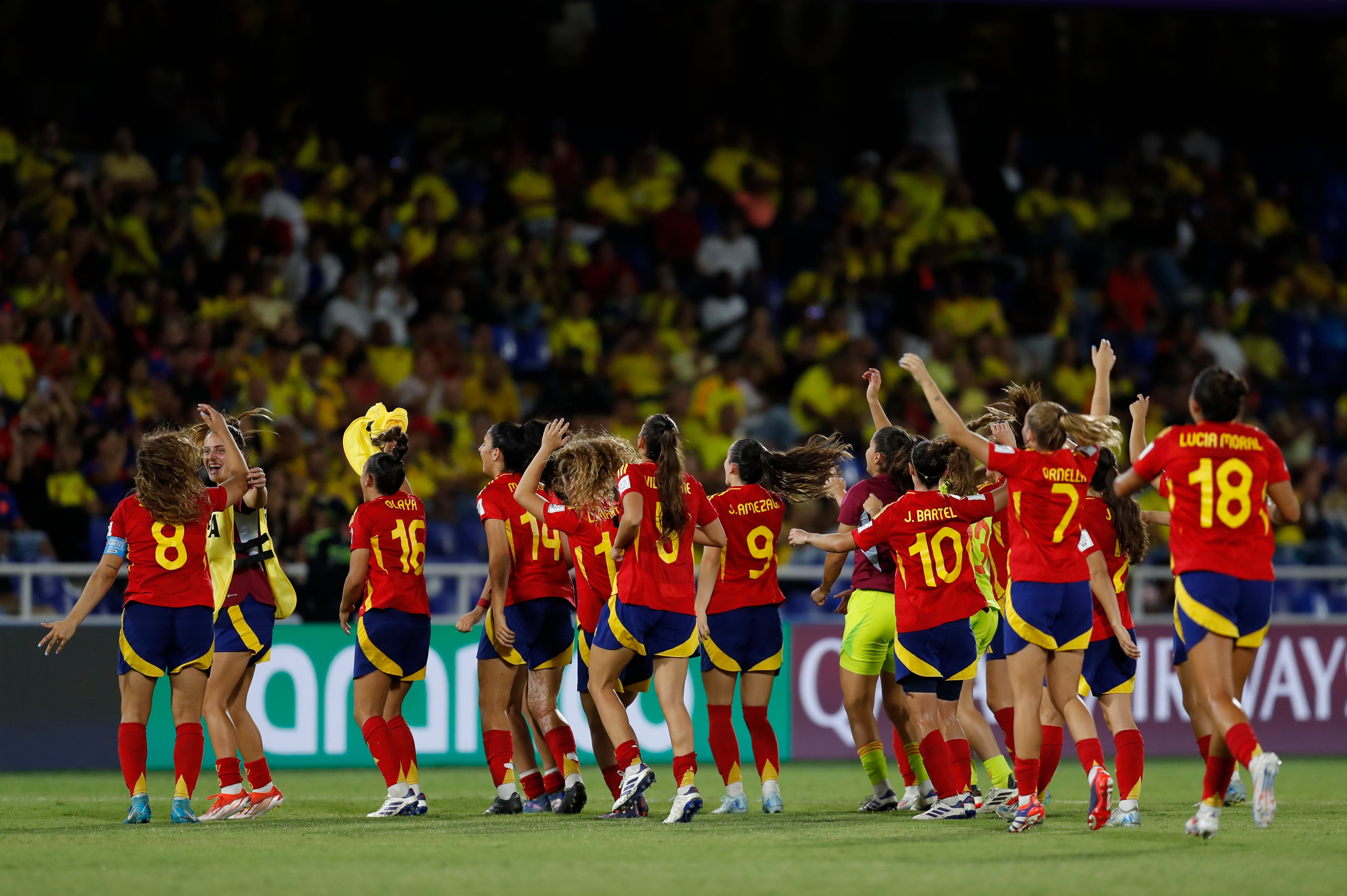 AMDEP6912. CALI (COLOMBIA), 11/09/2024.- Jugadoras de España celebran al final este miércoles, de un partido de los octavos de final de la Copa Mundial Femenina sub-20 entre las selecciones de España y Canadá en el estadio Pascual Guerrero en Cali (Colombia). EFE/ Ernesto Guzmán Jr.