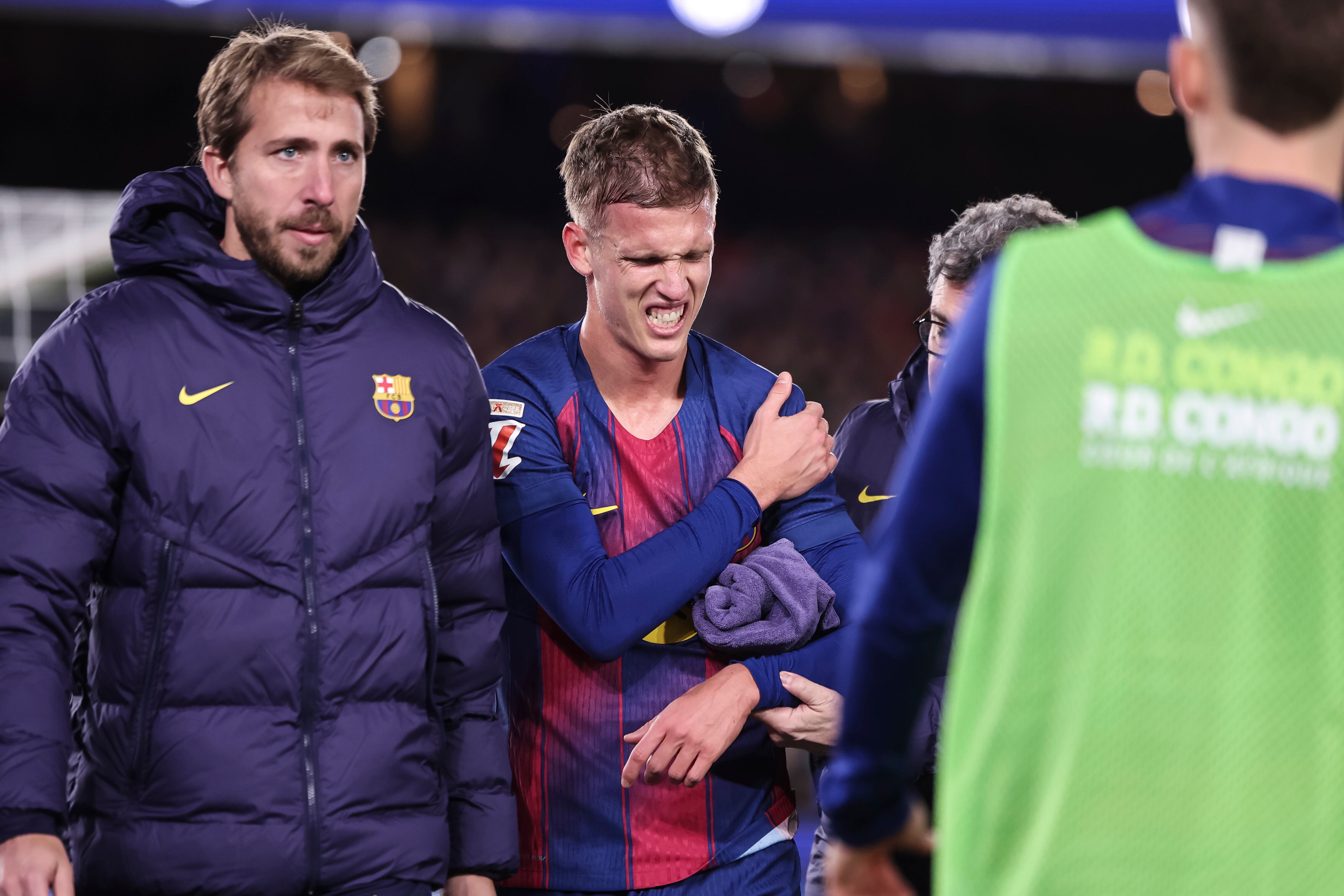 Dani Olmo abandona la cancha ante el Atlético de Madrid tras sufrir una lesión. FOTO: Javier Borrego/Europa Press vía Getty Images
