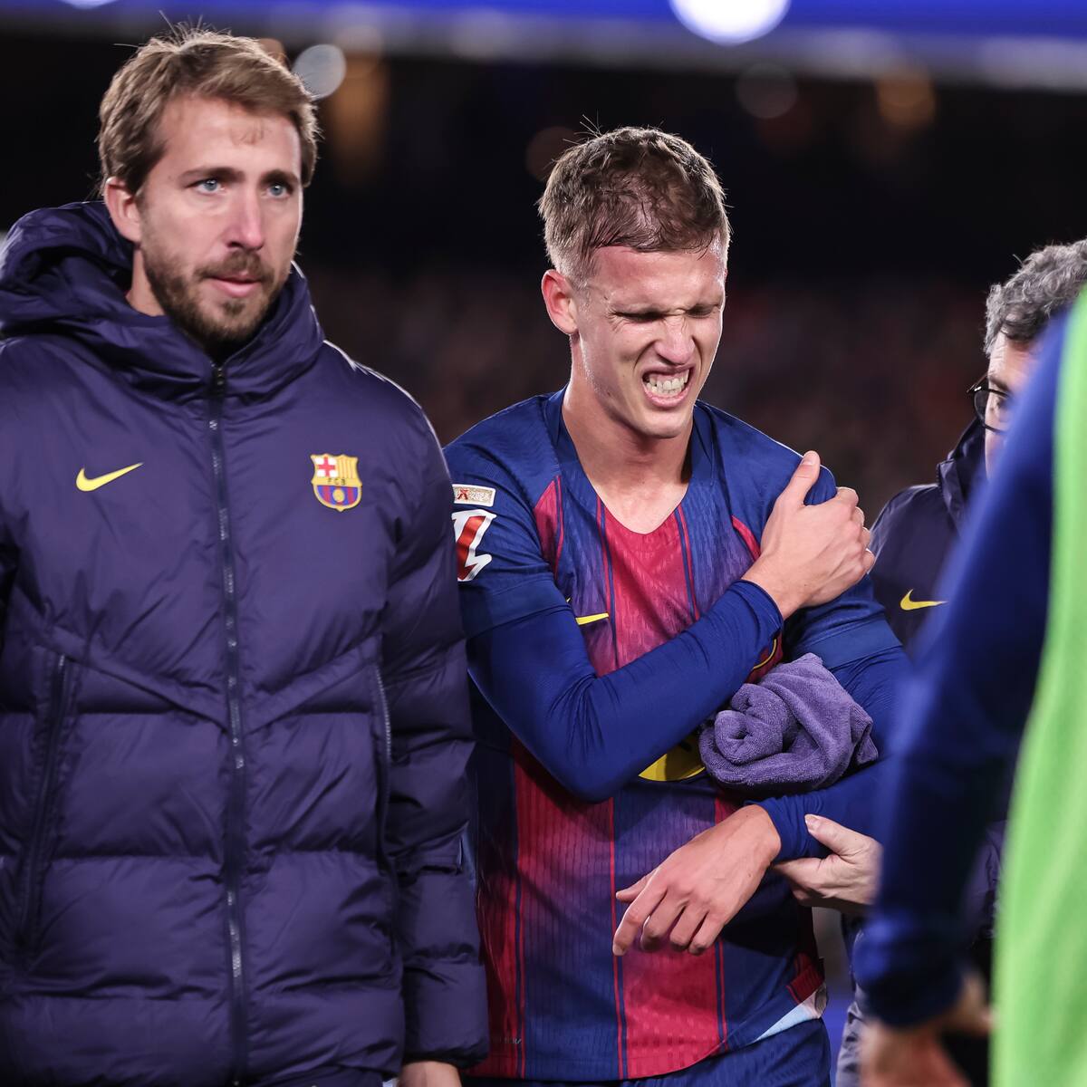 Dani Olmo, del Barcelona, estará un mes de baja por una luxación en el hombro izquierdo