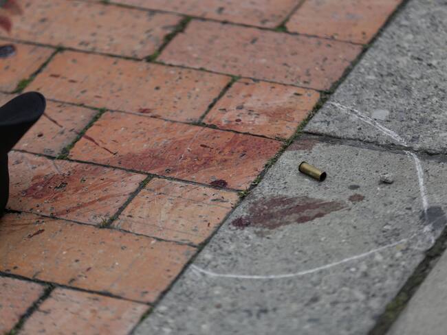 Imagen de referencia. Las víctimas que se movilizaban en dos motocicletas fueron interceptados por cuatro hombres que los atacaron con disparos de arma de fuego, al parecer, por hurtarles los vehículos. Crédito: Colprensa.