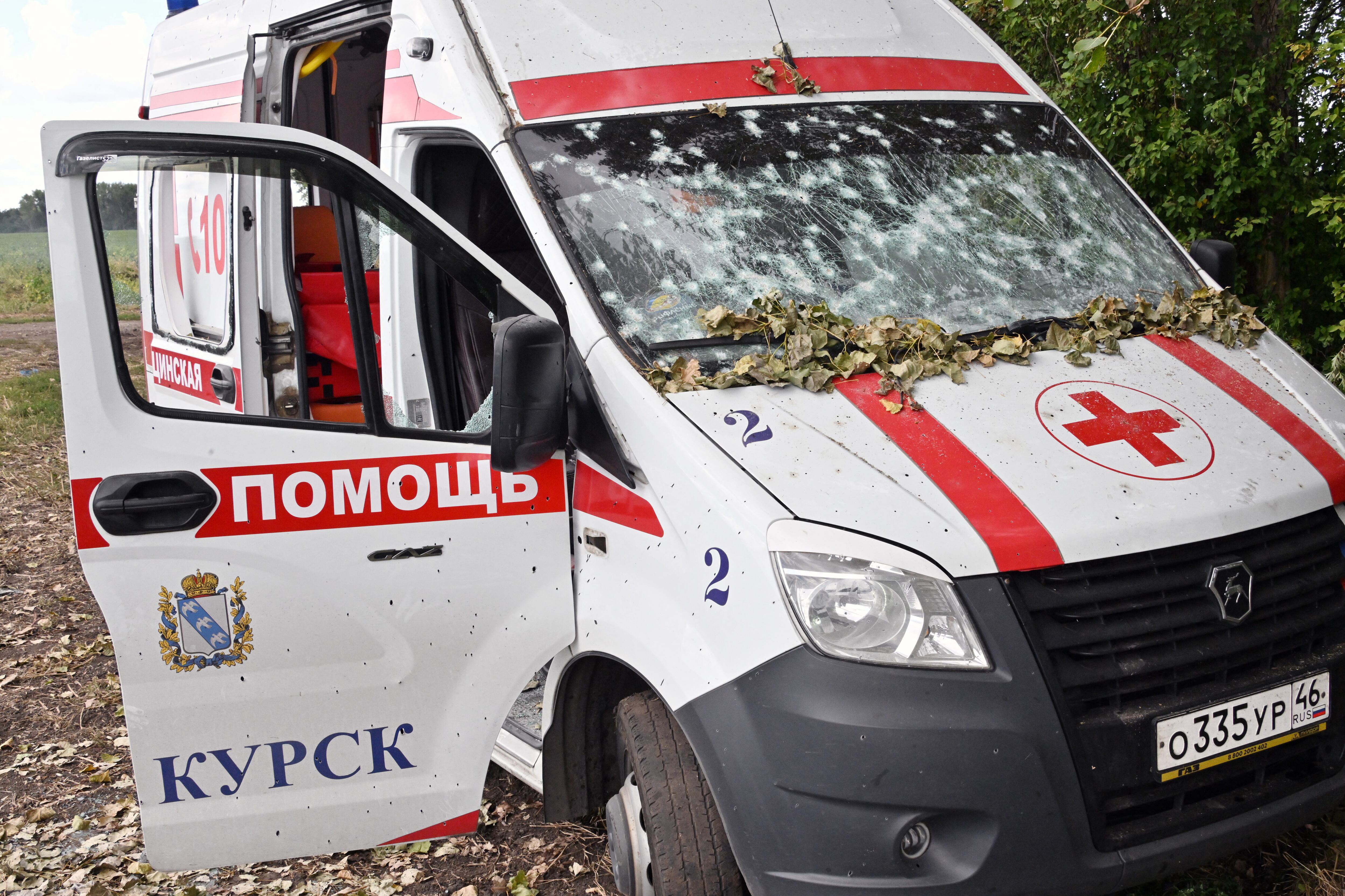 Una ambulancia rusa abandonada en la carretera luego de un ataque ucraniano . FOTO: ANATOLIY ZHDANOV/Kommersant Photo/AFP via Getty Images