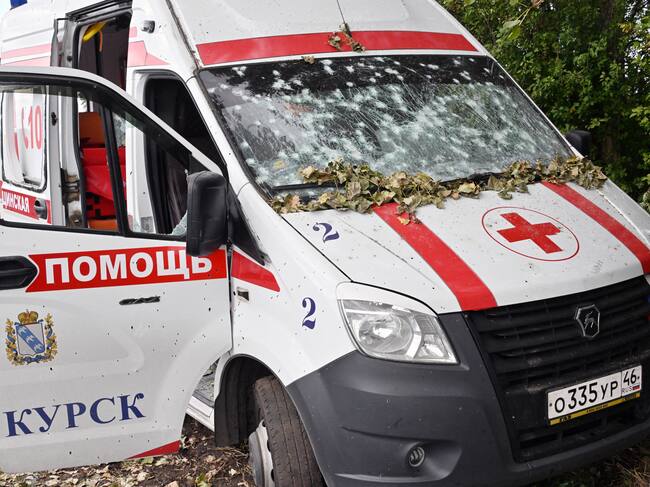 Una ambulancia rusa abandonada en la carretera luego de un ataque ucraniano . FOTO: ANATOLIY ZHDANOV/Kommersant Photo/AFP via Getty Images