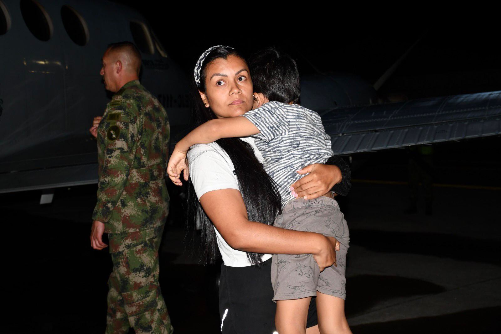 La sargento Karina Ramírez con uno de sus hijos. Foto: Suministrada.