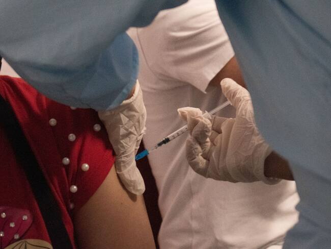 ¿Qué implicaciones trae no vacunarse contra el COVID-19?