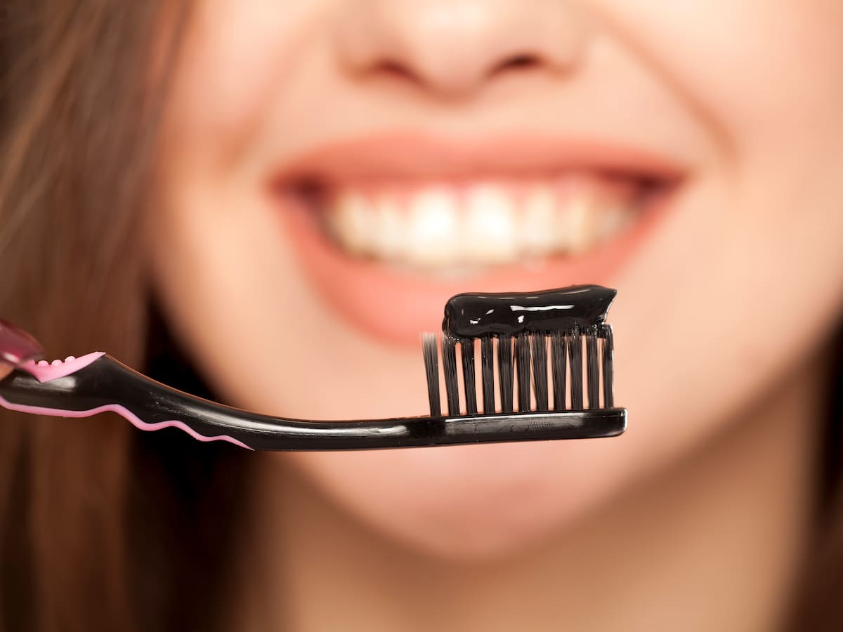 ¿El carbón activado ayuda al blanqueamiento de los dientes? Odontólogo respondió