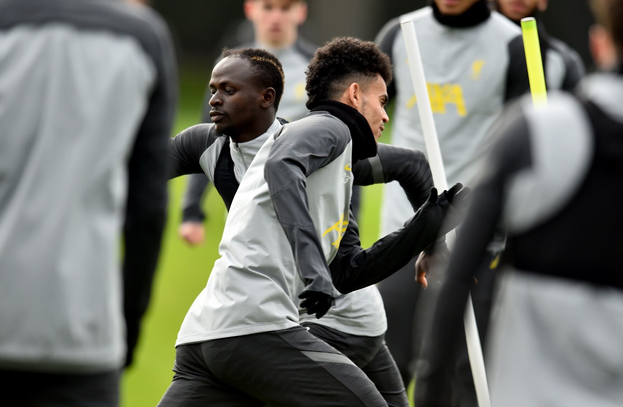 Sadio Mané y Luis Díaz en entrenamiento del Liverpool
